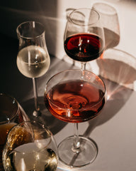 Degustação de vinhos premium com almoço ou tapas.