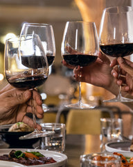 Degustação de vinhos premium com almoço ou tapas.