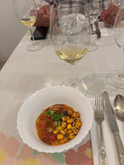 Degustação de vinhos premium com almoço ou tapas.