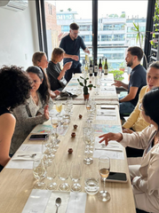 Degustação de vinhos premium com almoço ou tapas.