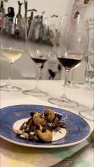 Degustação de vinhos premium com almoço ou tapas.