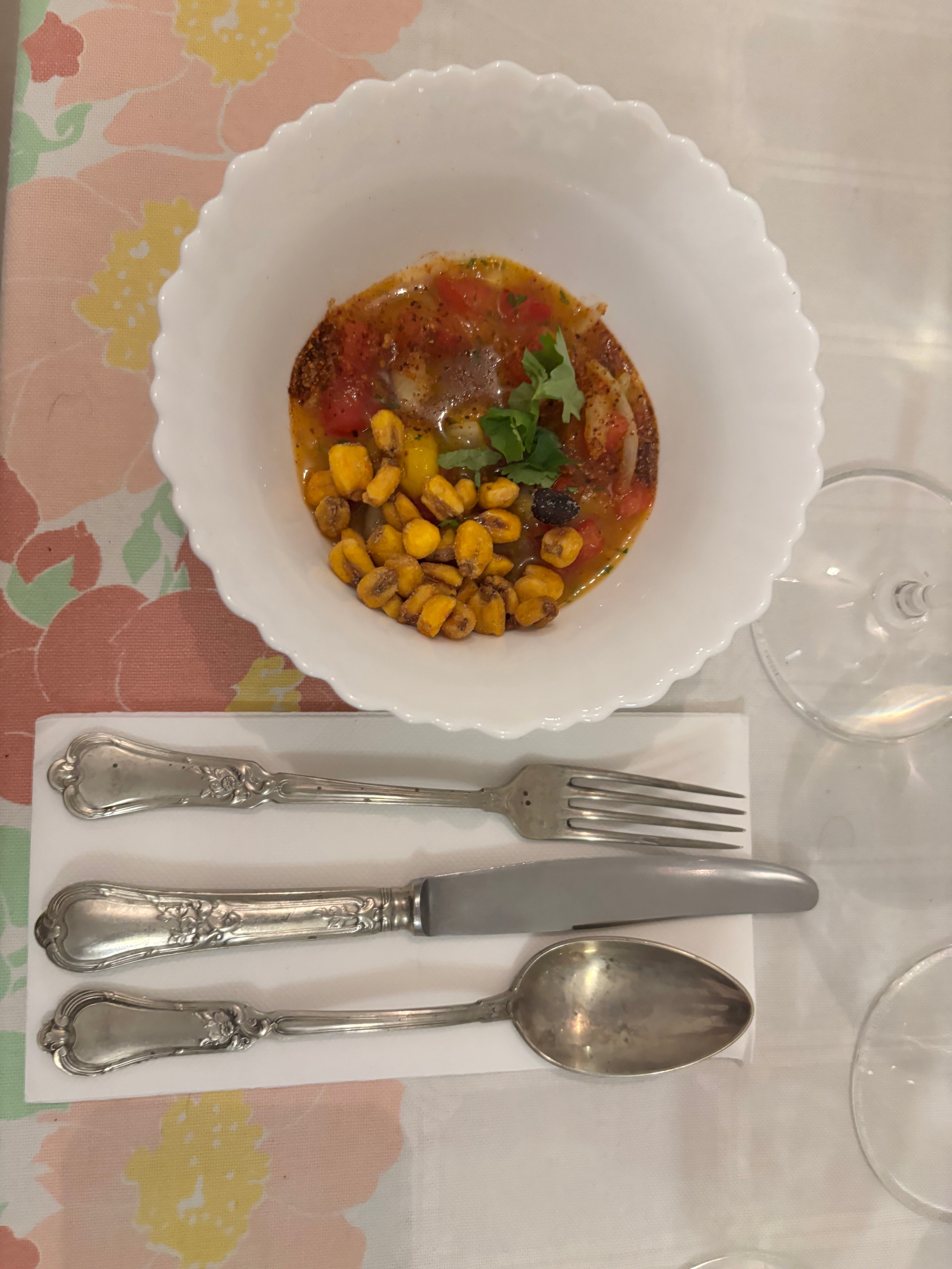 Degustação de vinhos premium com almoço ou tapas.