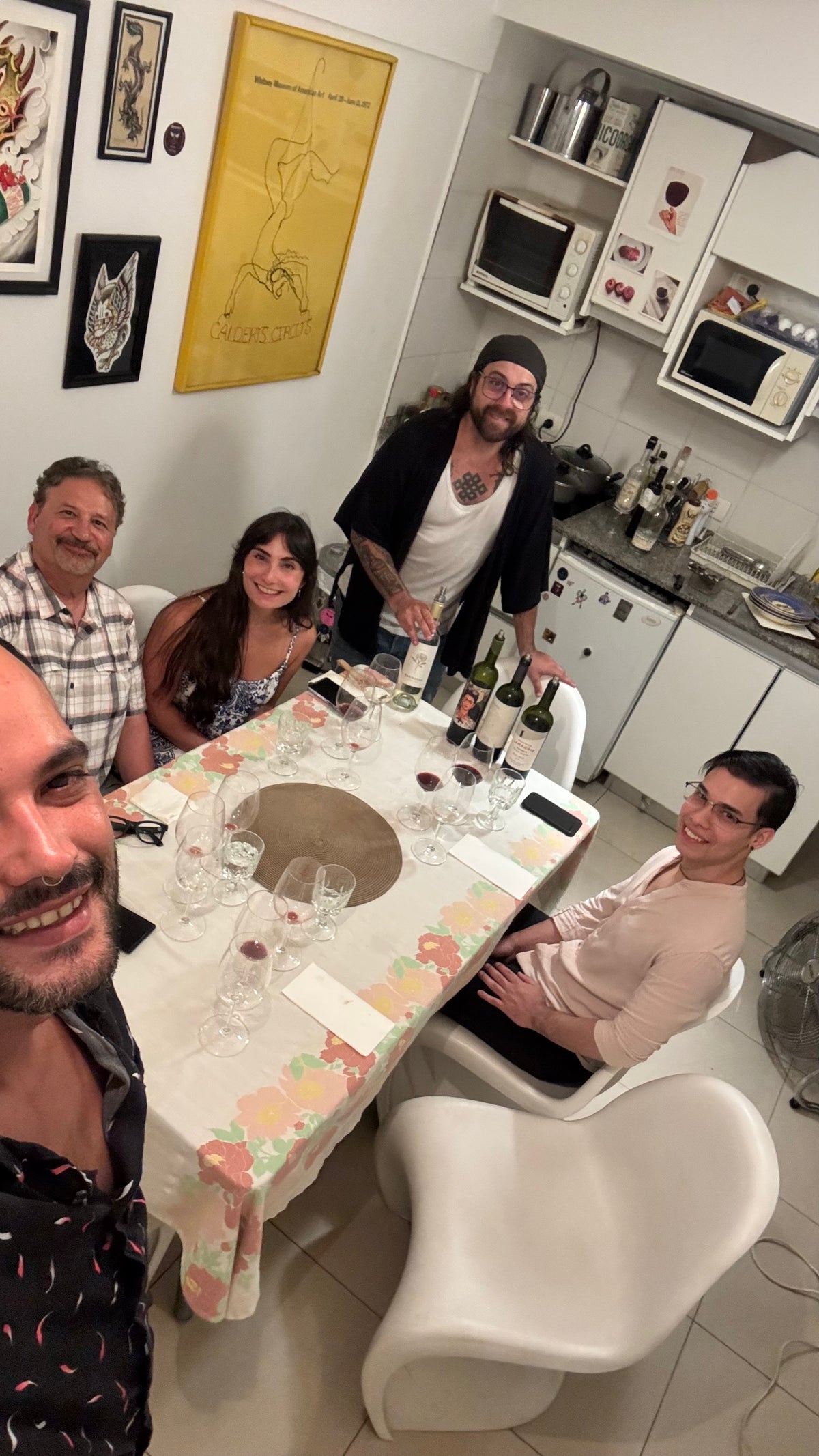 Degustação de vinhos premium com almoço ou tapas.