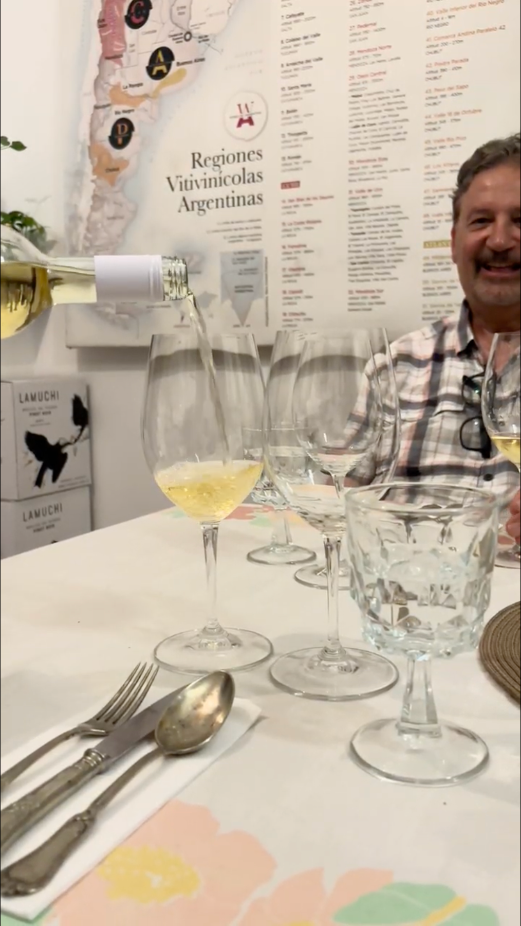 Degustação de vinhos premium com almoço ou tapas.