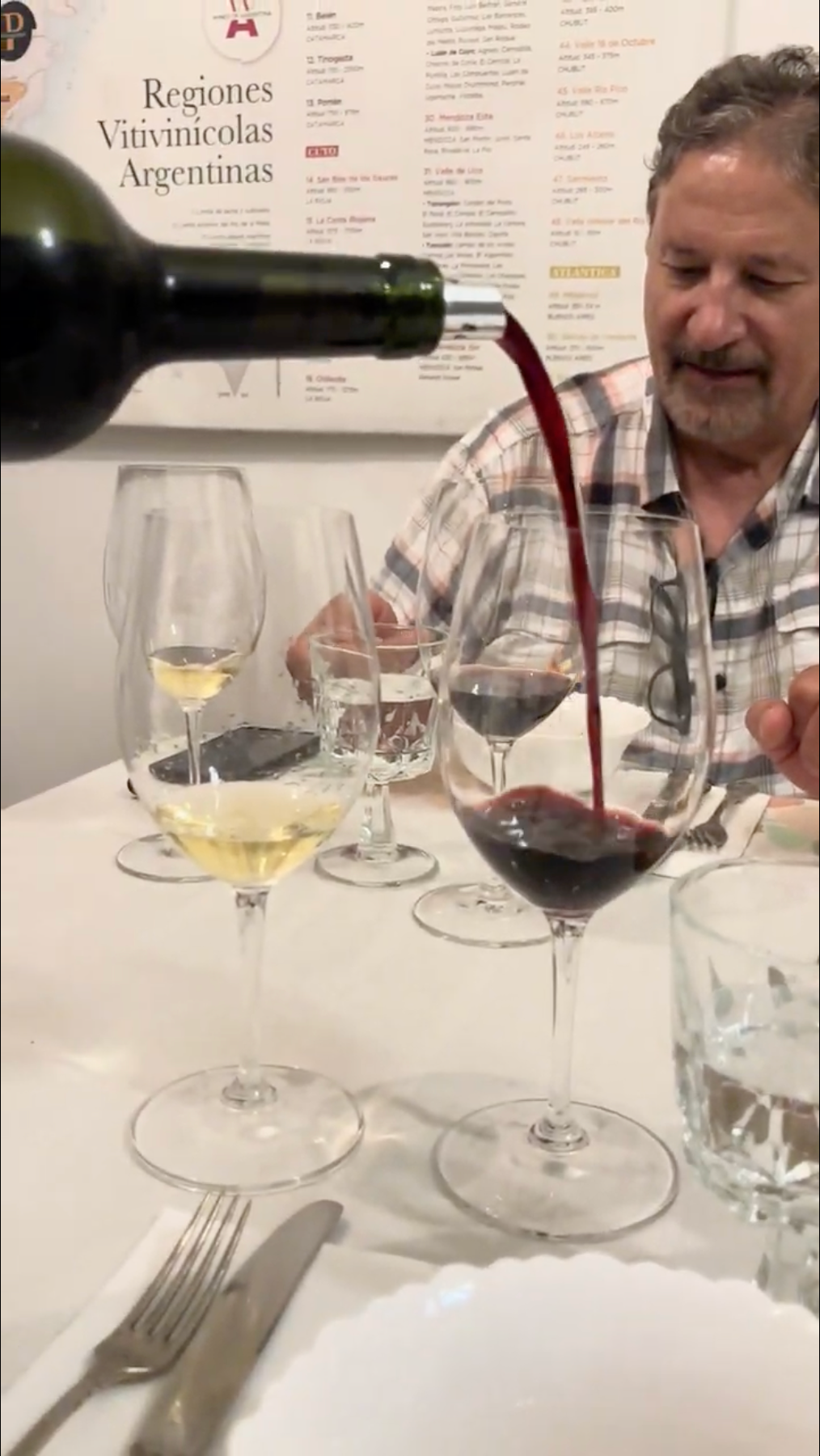 Degustação de vinhos premium com almoço ou tapas.