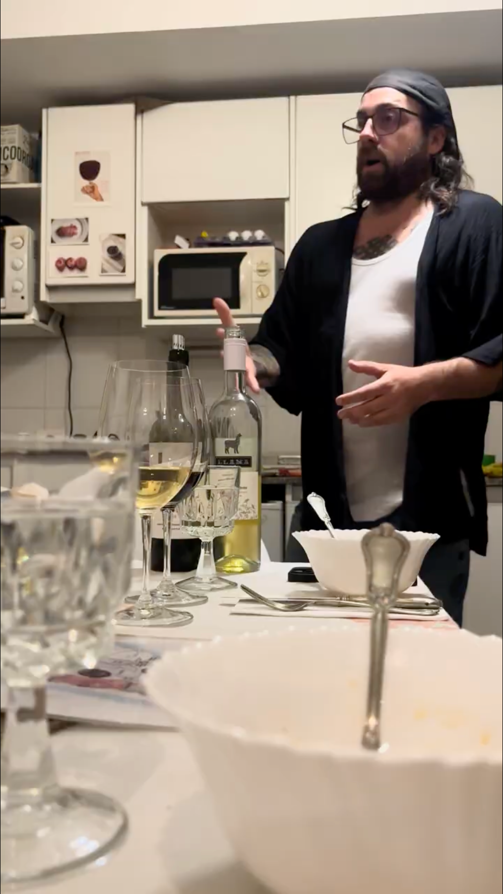 Degustação de vinhos premium com almoço ou tapas.