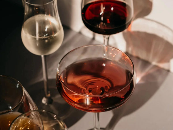 Degustação de vinhos premium com almoço ou tapas.